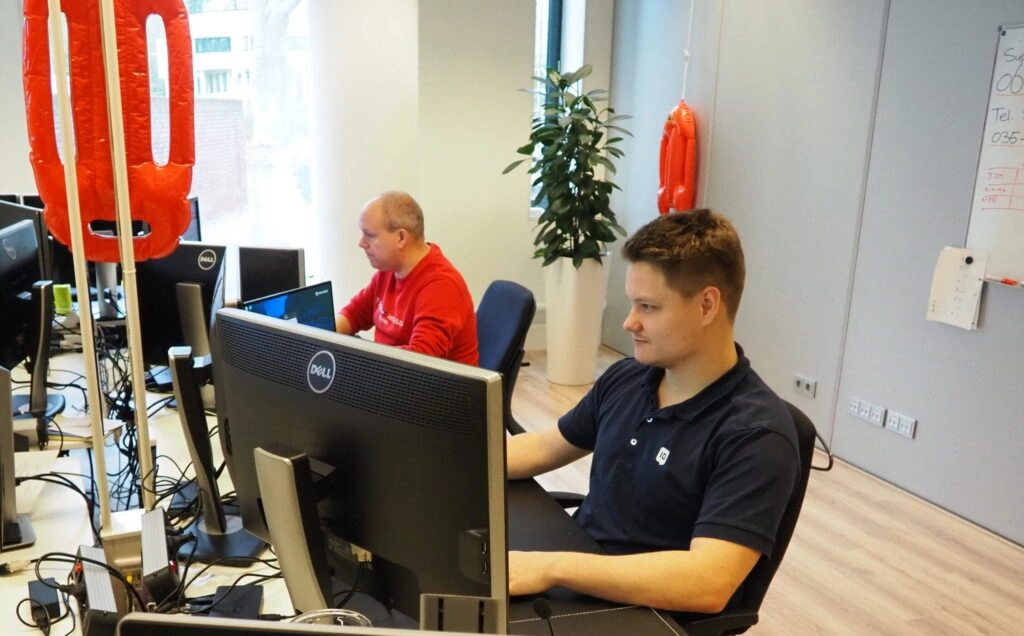 Onze Software Support Engineer Joel op kantoor