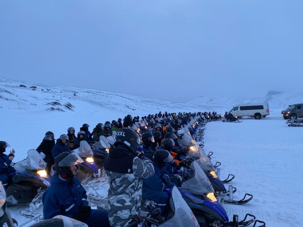 Groep sneeuwscootertocht jubileum IJsland